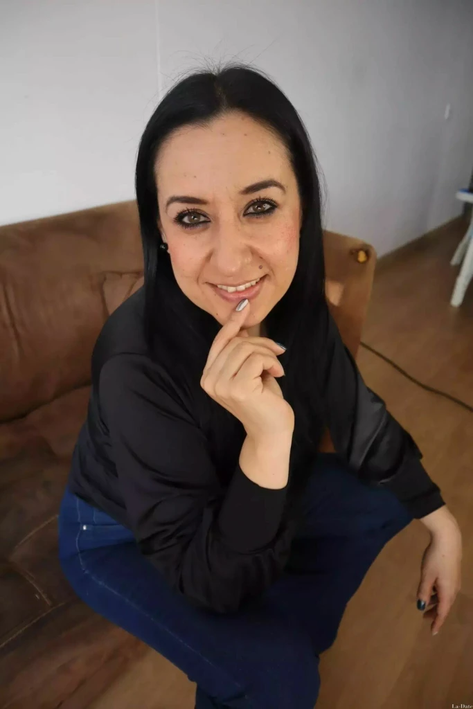 Veronica Profile image 4